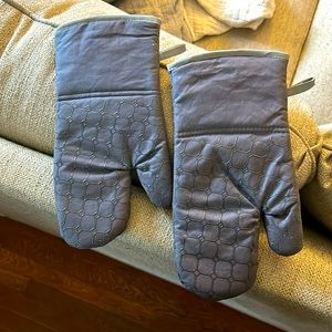 Oven mitt set.
